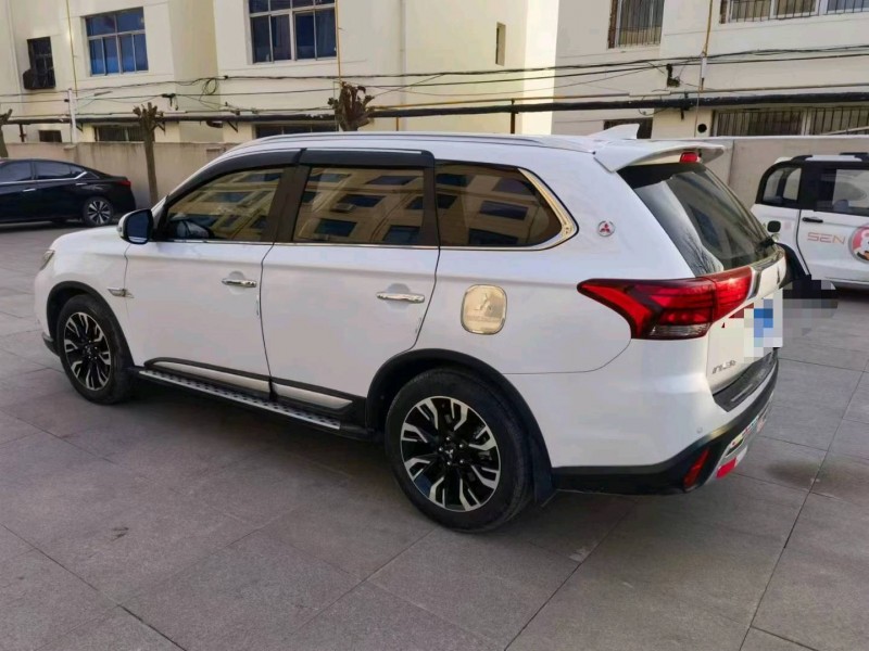 保定19年三菱欧蓝德8