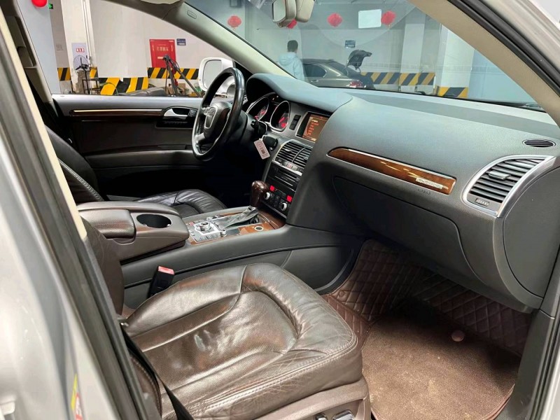 成都11年奥迪Q78