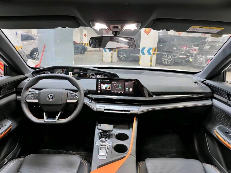 成都23年长安汽车UNI-V8