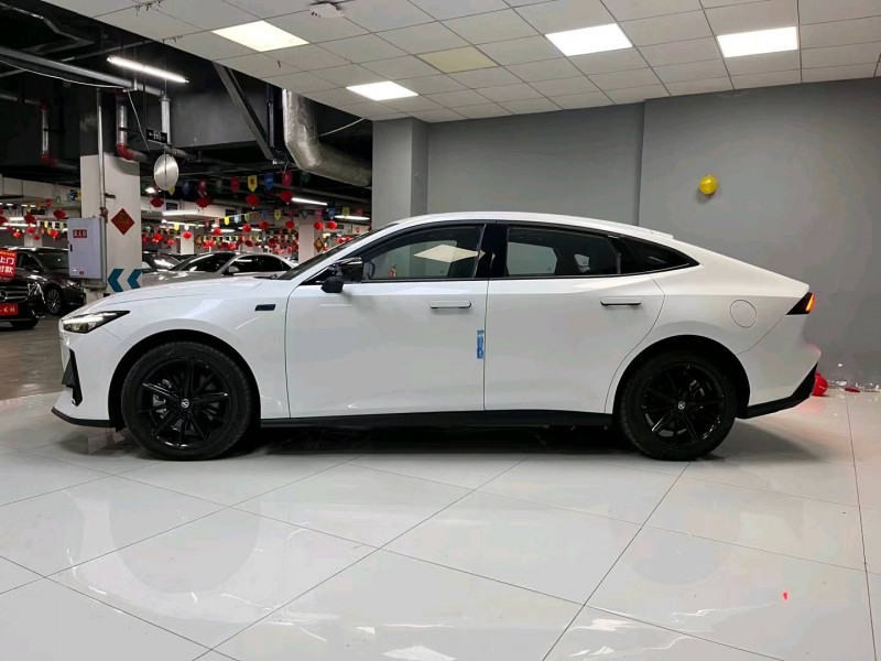 成都23年长安汽车UNI-V9