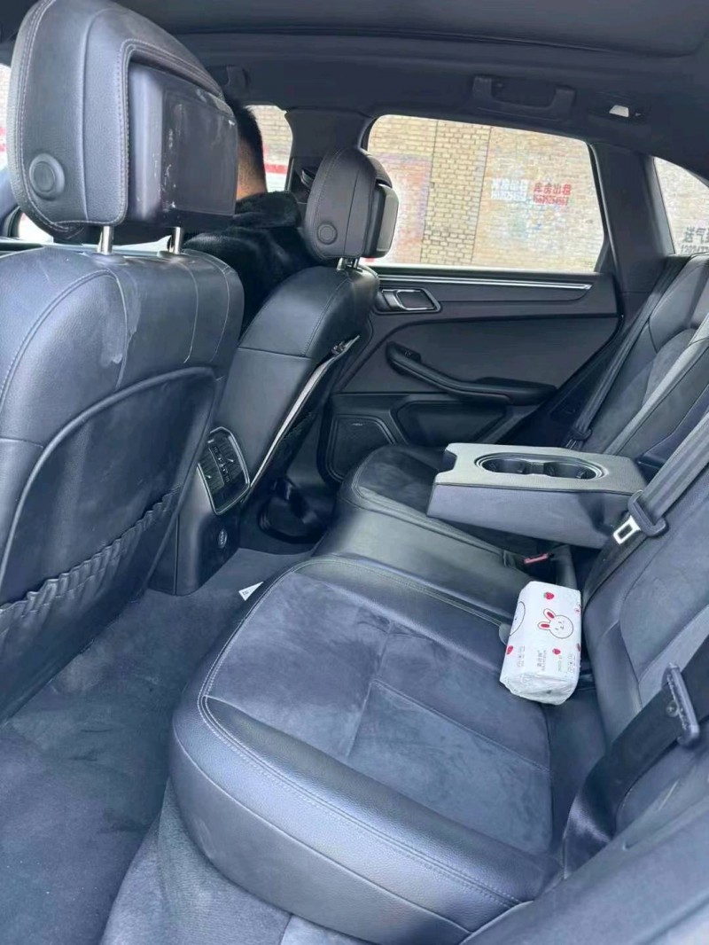 長治18年保時捷Macan6