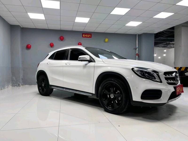 成都19年奔驰GLA3