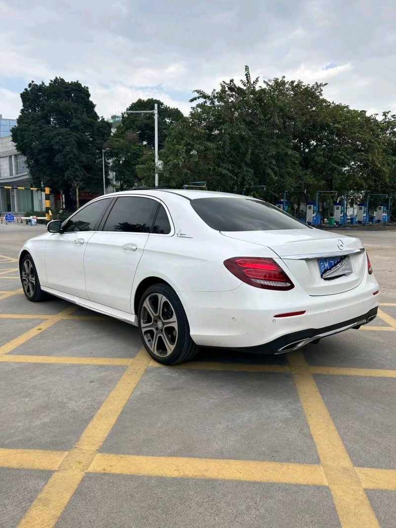 中山17年奔驰E8