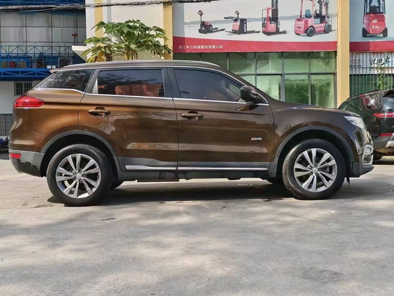 成都17年吉利博越8