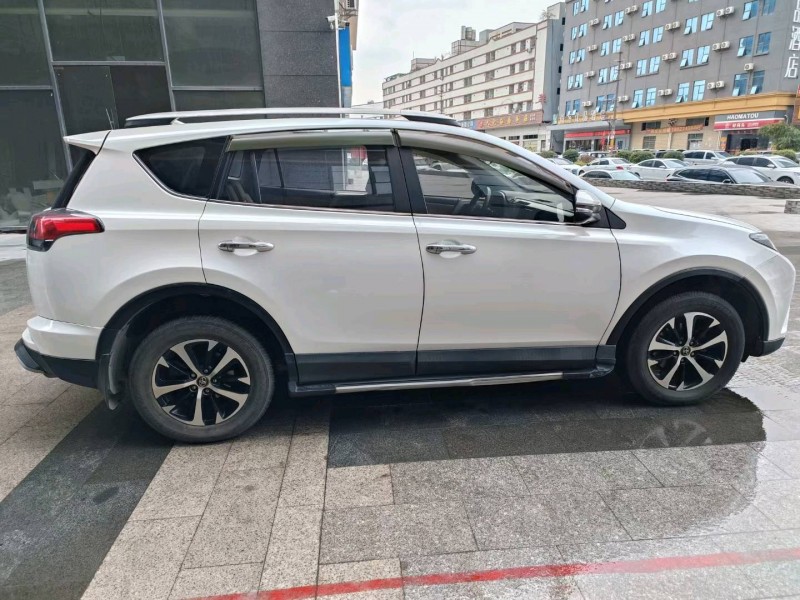 中山17年丰田RAV4荣放4