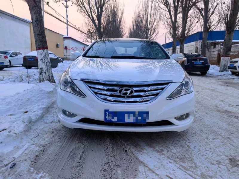 保定12年现代索纳塔八1