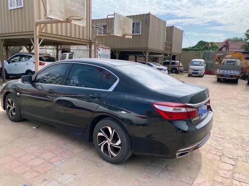 青岛17年本田雅阁7