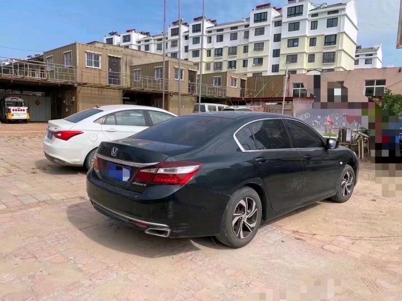 青岛17年本田雅阁8