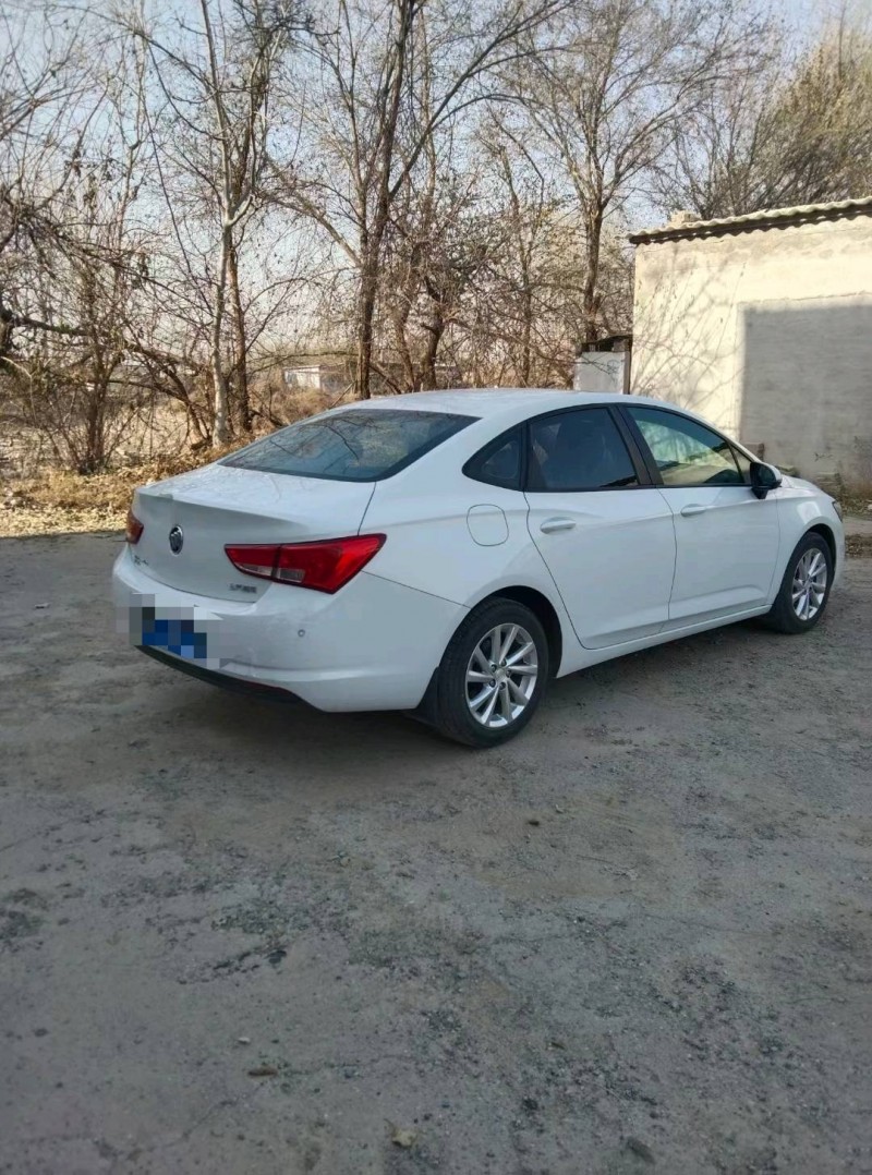 保定19年别克威朗8