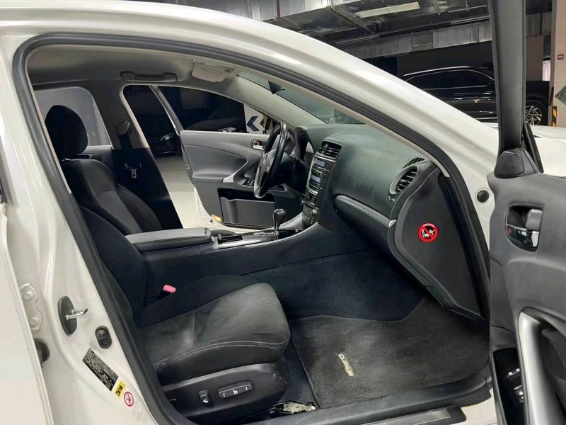 成都12年雷克萨斯IS4