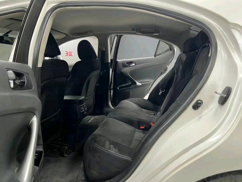 成都12年雷克萨斯IS9