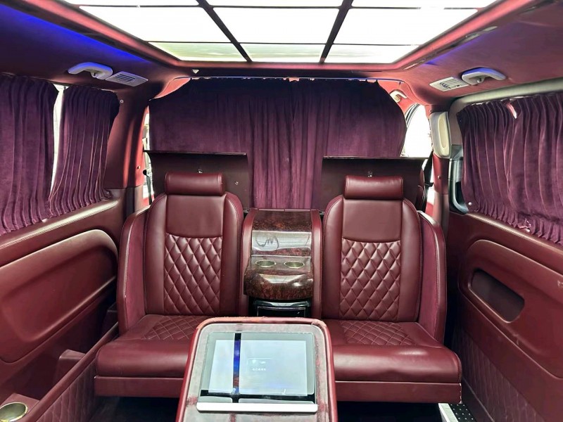 济宁18年奔驰威霆5