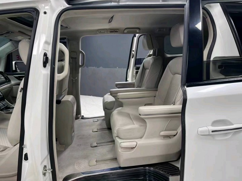 成都18年传祺M89