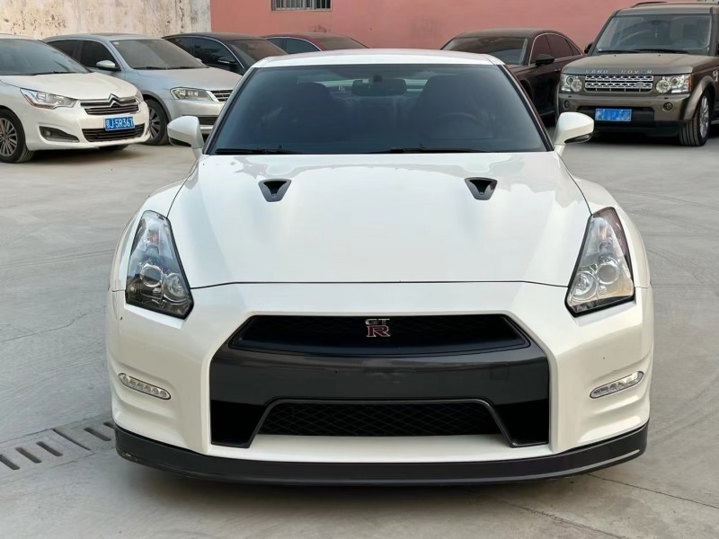 济宁14年日产GT-R1