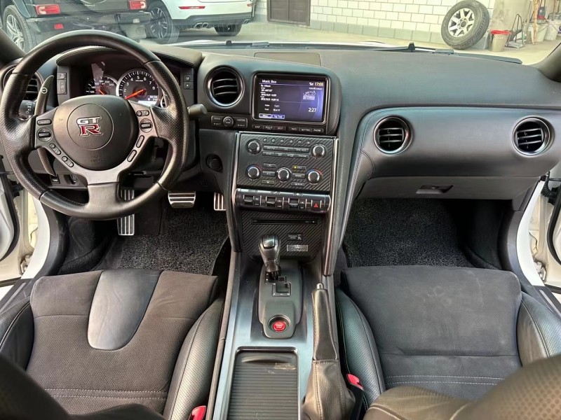 济宁14年日产GT-R8