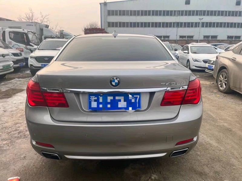 保定12年宝马7系8