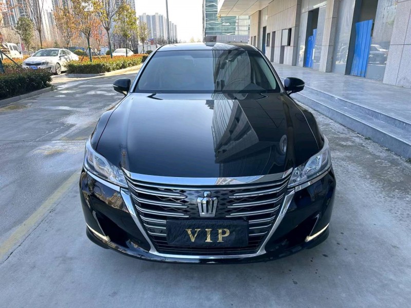 济宁17年丰田皇冠1