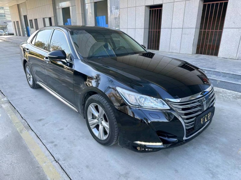 济宁17年丰田皇冠2