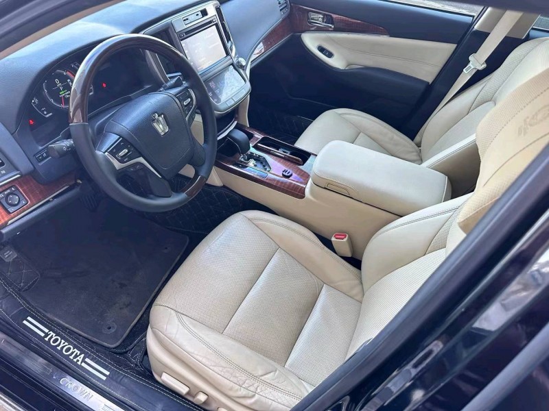 济宁17年丰田皇冠4