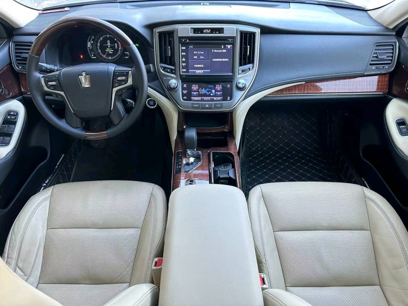 济宁17年丰田皇冠6