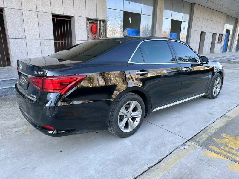 济宁17年丰田皇冠8