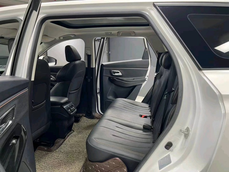 成都20年长安汽车欧尚8