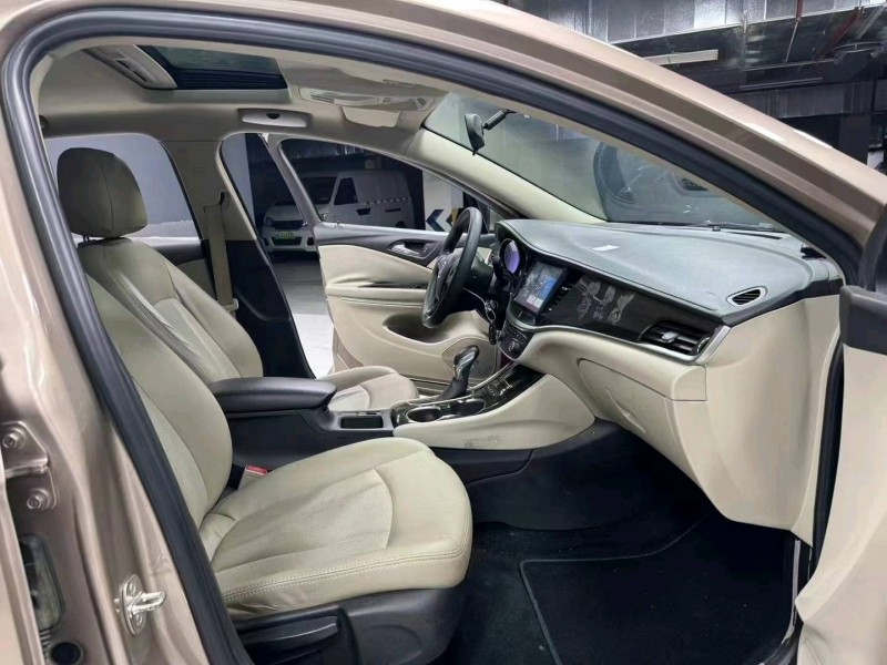 成都18年别克威朗3