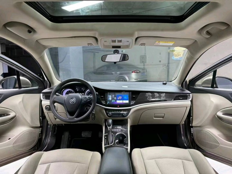 成都18年别克威朗8