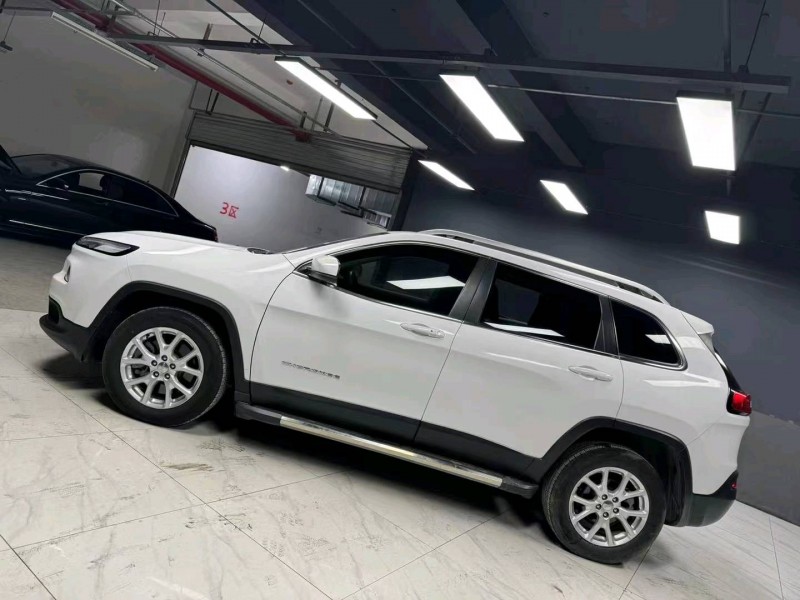 成都19年Jeep自由光3