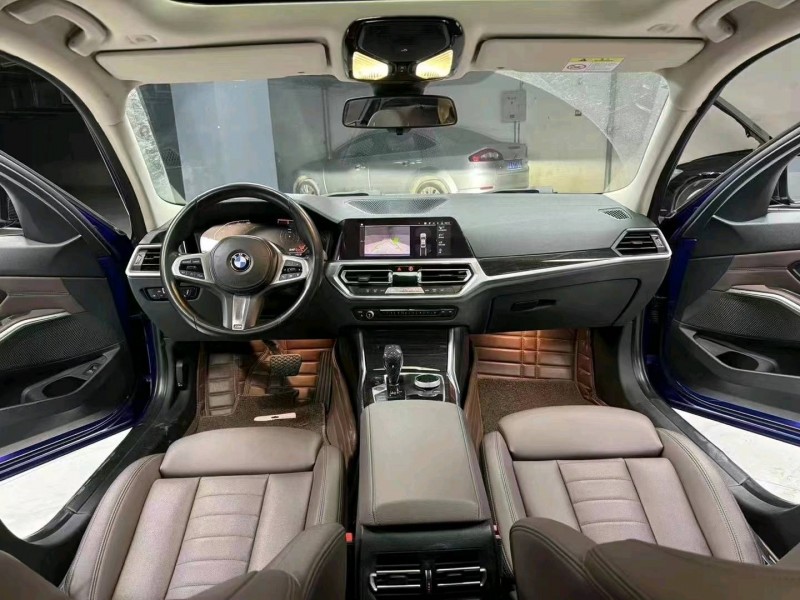 成都19年宝马3系8