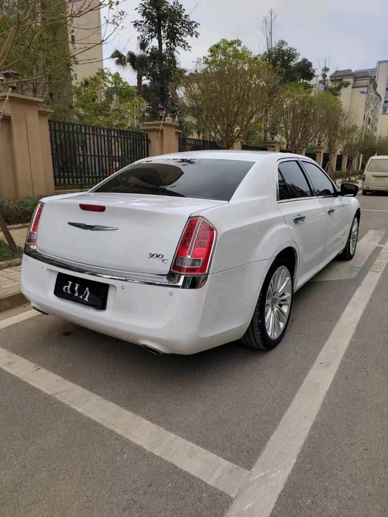 黔西南14年克萊斯勒300C5