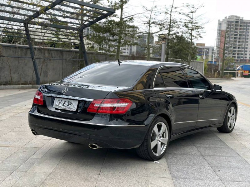 广州13年奔驰E8