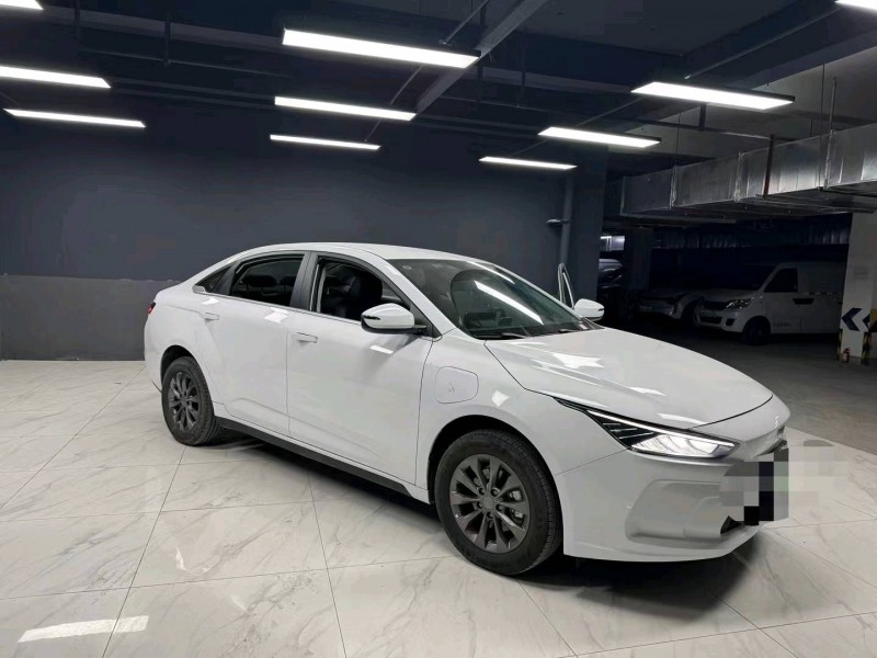 成都23年吉利几何3