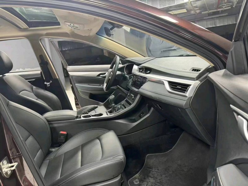 成都18年吉利帝豪3