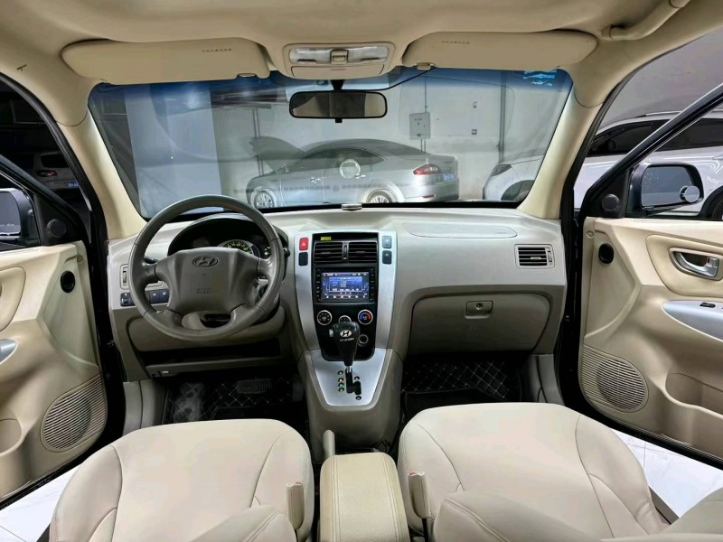 成都12年现代途胜8