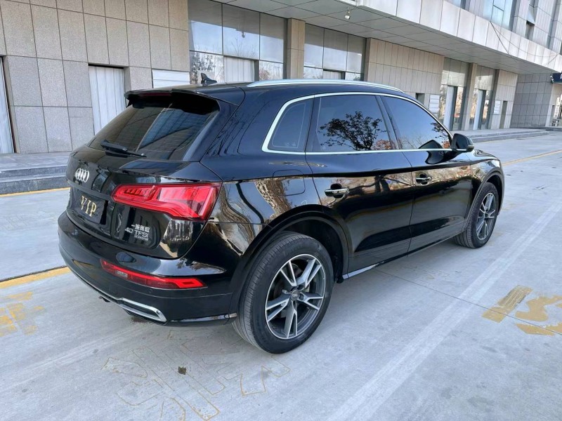 济宁19年奥迪Q58