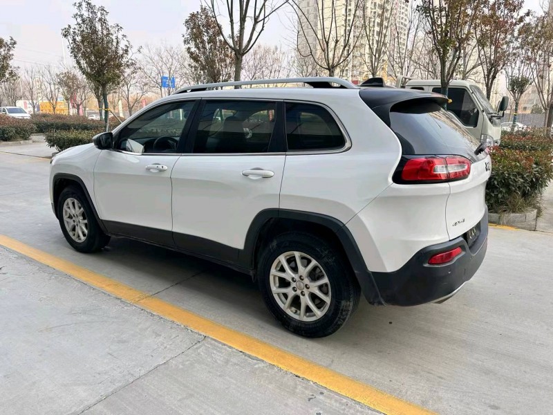 济宁16年Jeep自由光7