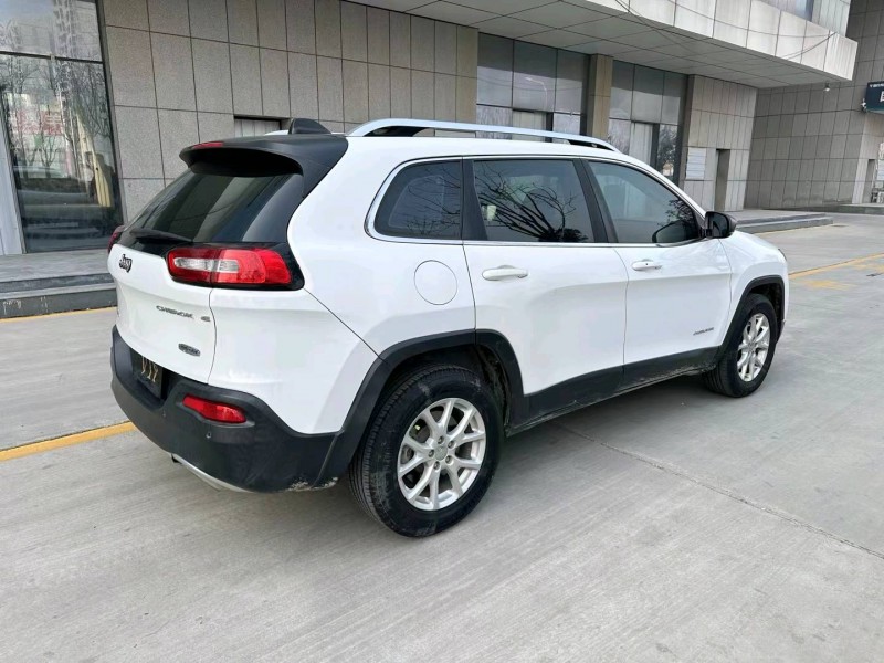 济宁16年Jeep自由光8