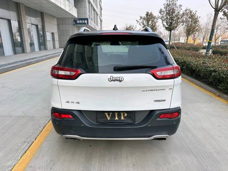 济宁16年Jeep自由光9