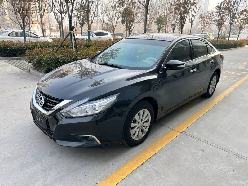 济宁17年日产天籁3