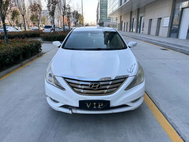 济宁12年现代索纳塔八1