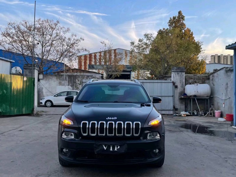 济宁17年Jeep自由光1