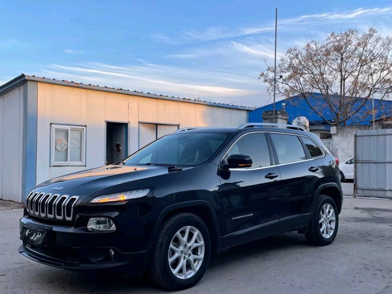 济宁17年Jeep自由光3