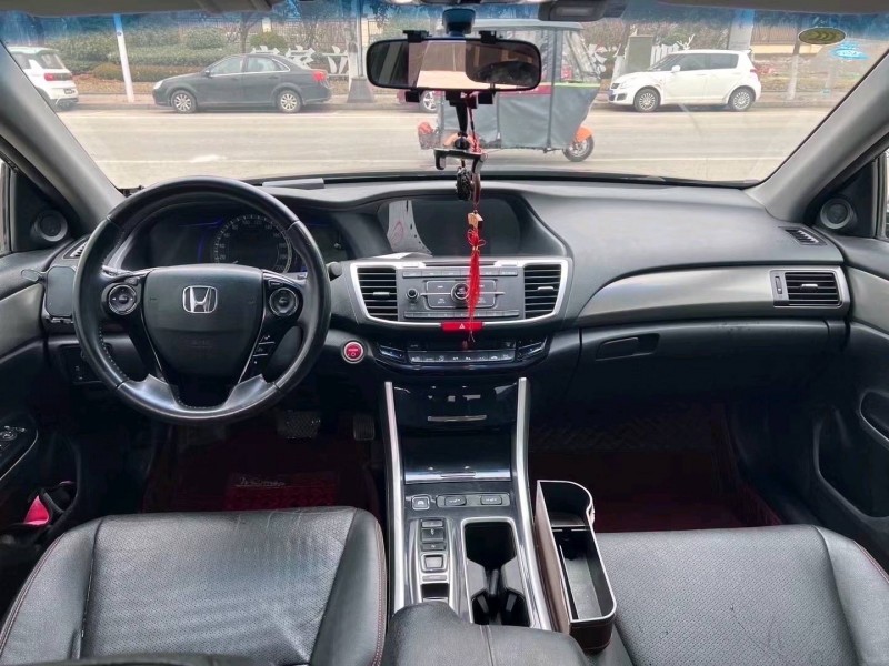 济宁18年本田雅阁4