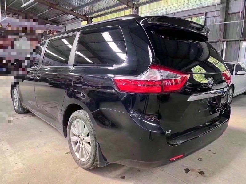 济宁18年丰田塞纳8