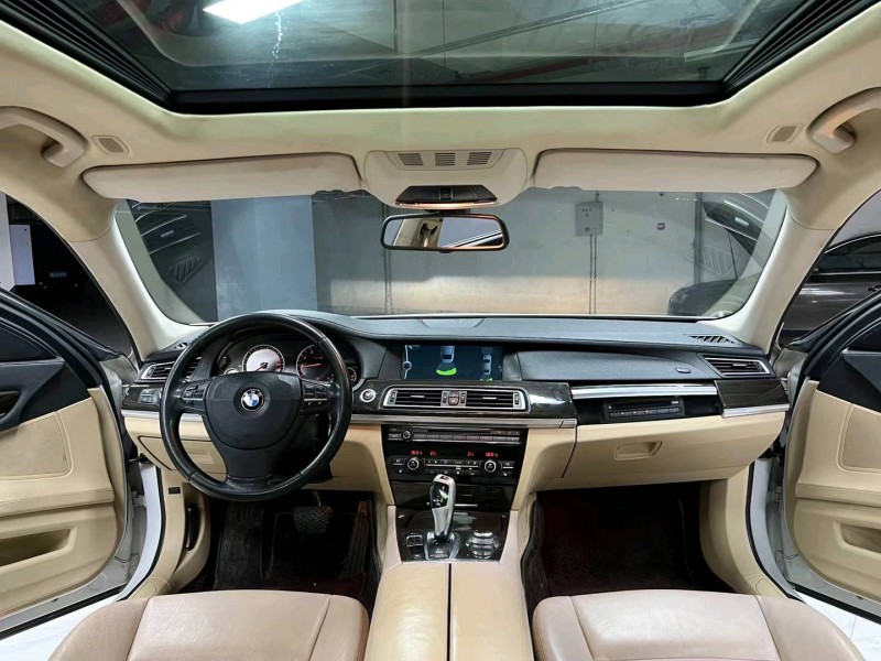 成都11年宝马7系8