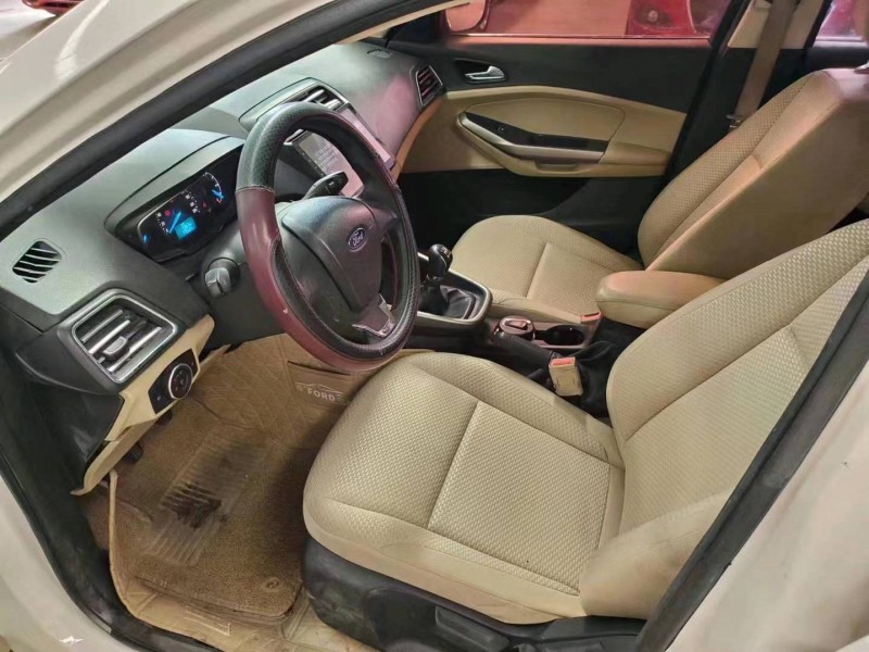 济宁17年福特福克斯5