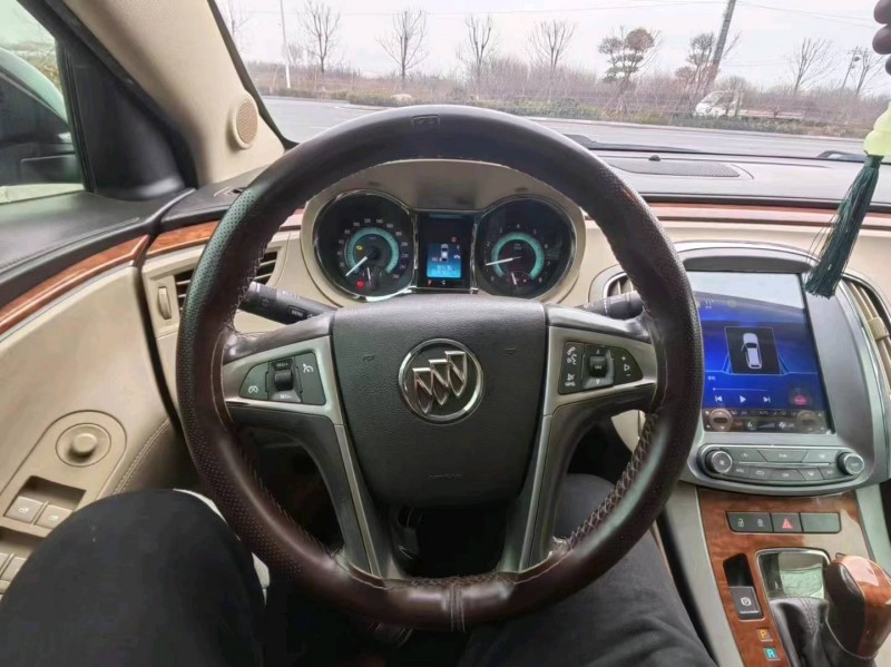 东营11年别克君越5