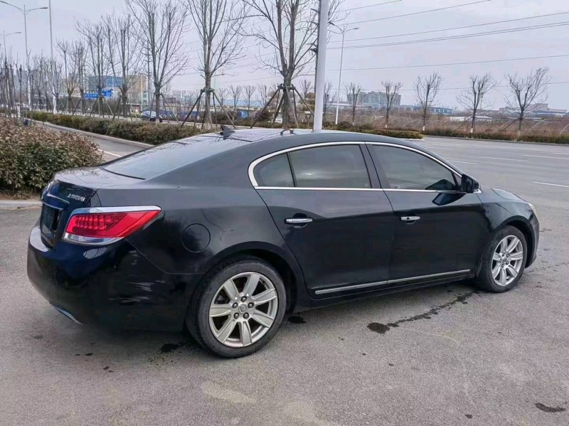 东营11年别克君越6