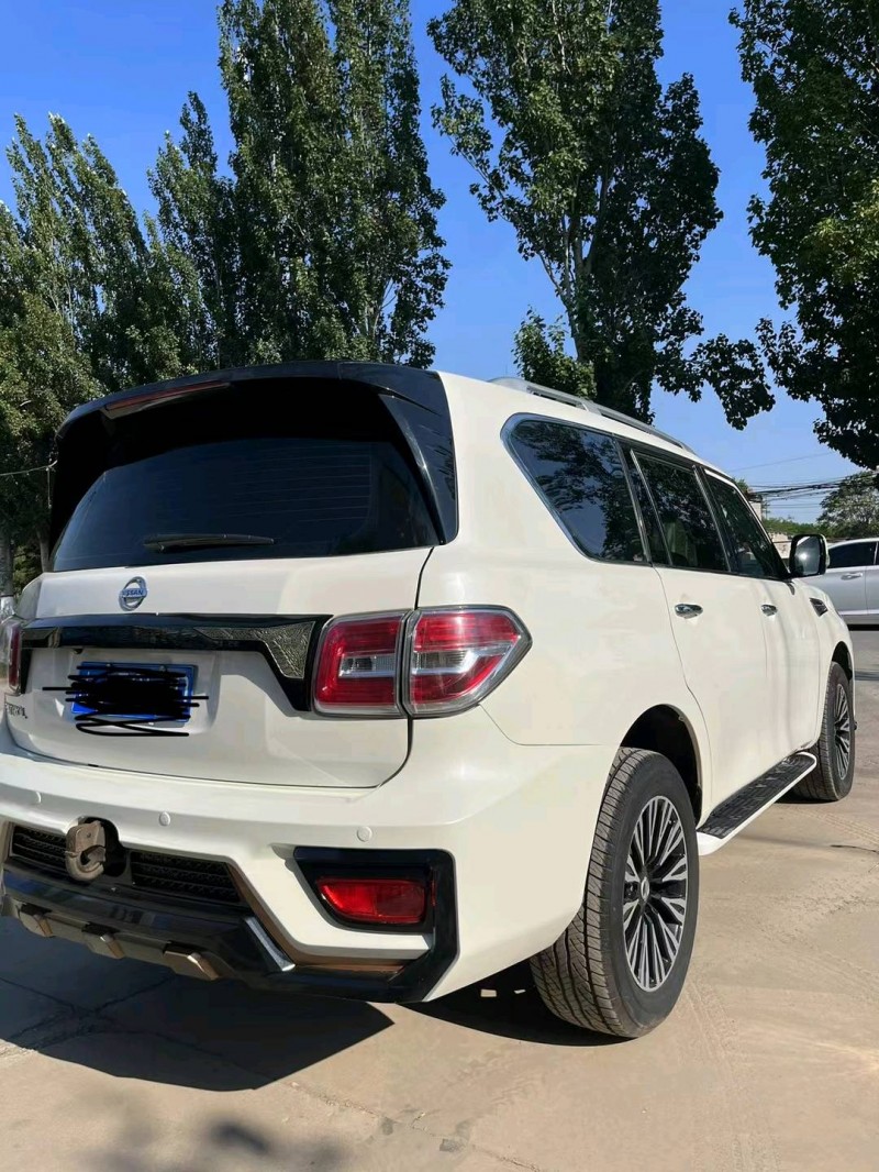 保定17年日产途乐8